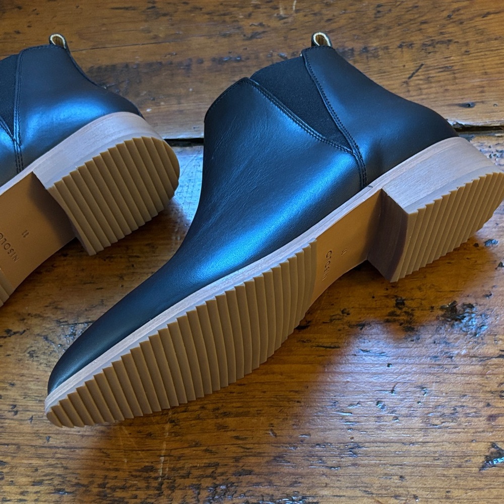 Nisolo Black Eva Everyday Chelsea Boot - Picture 2 of 8